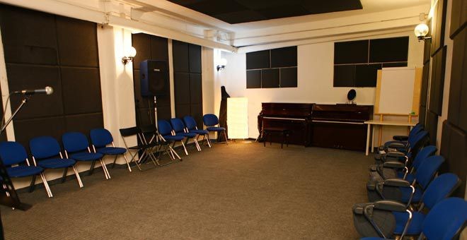 Sala Prove TeatroCon una superficie di 50 mq e una capienza fino a 35 persone, la Sala Prove Teatro è l'ambiente ideale per ospitare Compagnie teatrali, Cori, Seminari, Set per cortometraggi e videoclip.