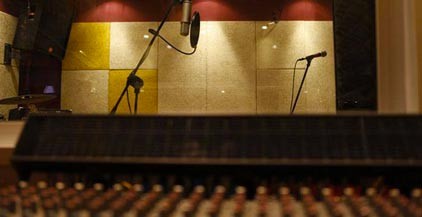 RECORDING STUDIOStrumentazione professionale per garantire la massima qualità delle performance sonore. Il nostro personale qualificato vi seguirà nella realizzazione di Demo Professionali, Remix, Doppiaggi e molto altro ancora.