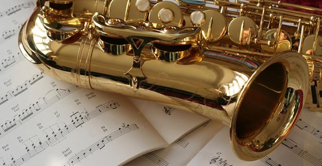 SaxUn corso che vuole fornire una  conoscenza completa dello strumento e delle diverse tecniche, degli stili e dei linguaggi tipici del repertorio jazzistico.